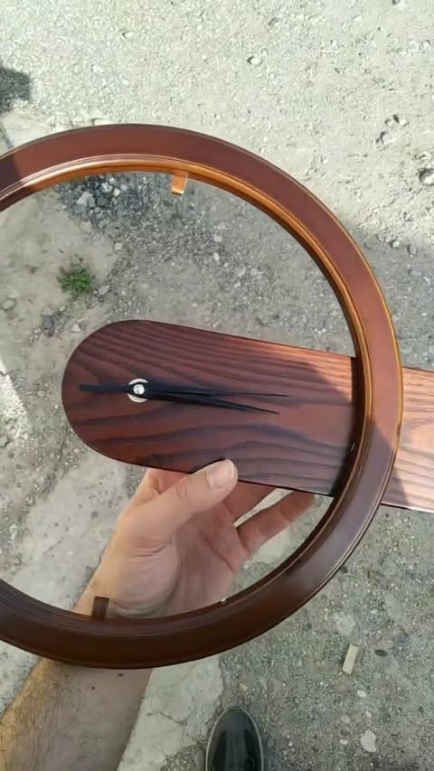 ساعت چوبی دست ساز این ساعت چوبی با طراحی ساده